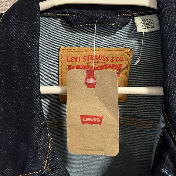 Levi’s Trucker Jacket in Dark Wash - Picture 5 of 11